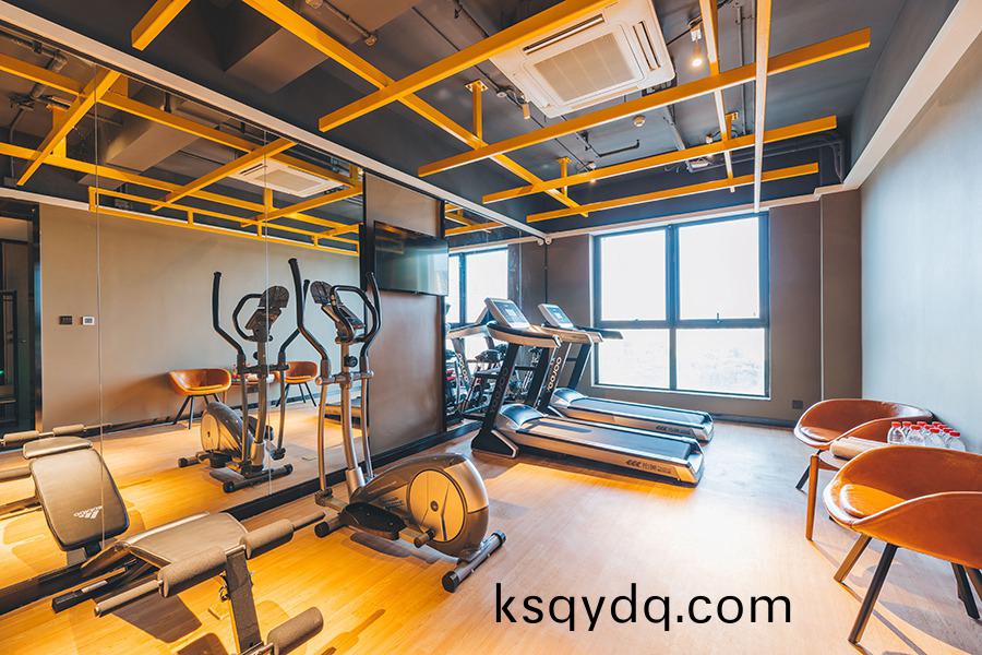 酒(jiu)店(dian)健身中(zhong)心(xin)